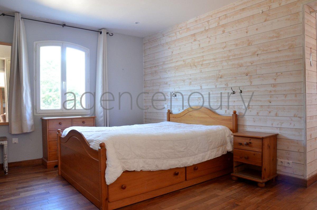 Ses vastes pices sduisent tout de suite lorsque lon pntre dans cette grande maison.