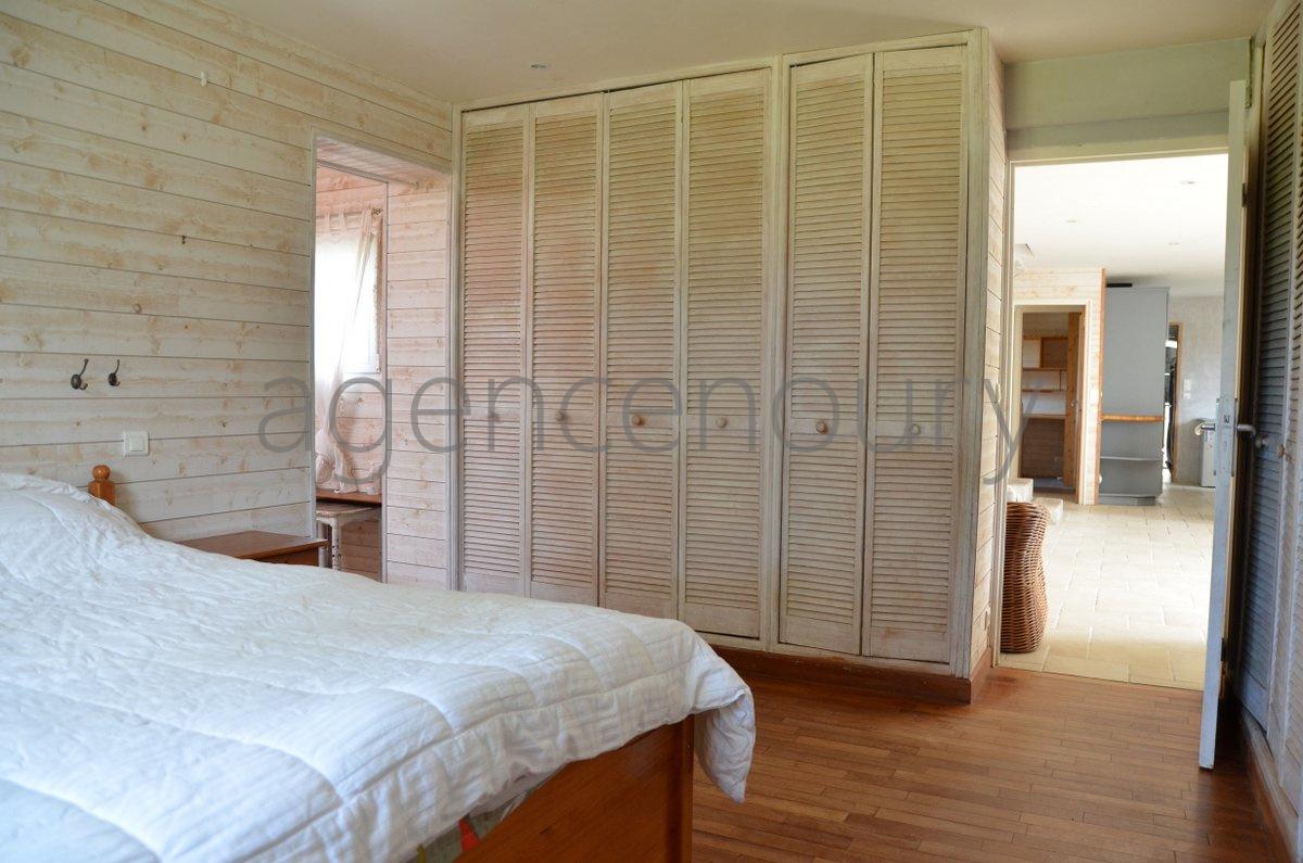 Ses vastes pices sduisent tout de suite lorsque lon pntre dans cette grande maison.