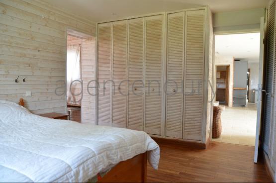 Ses vastes pices sduisent tout de suite lorsque lon pntre dans cette grande maison.