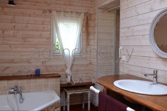 Ses vastes pices sduisent tout de suite lorsque lon pntre dans cette grande maison.