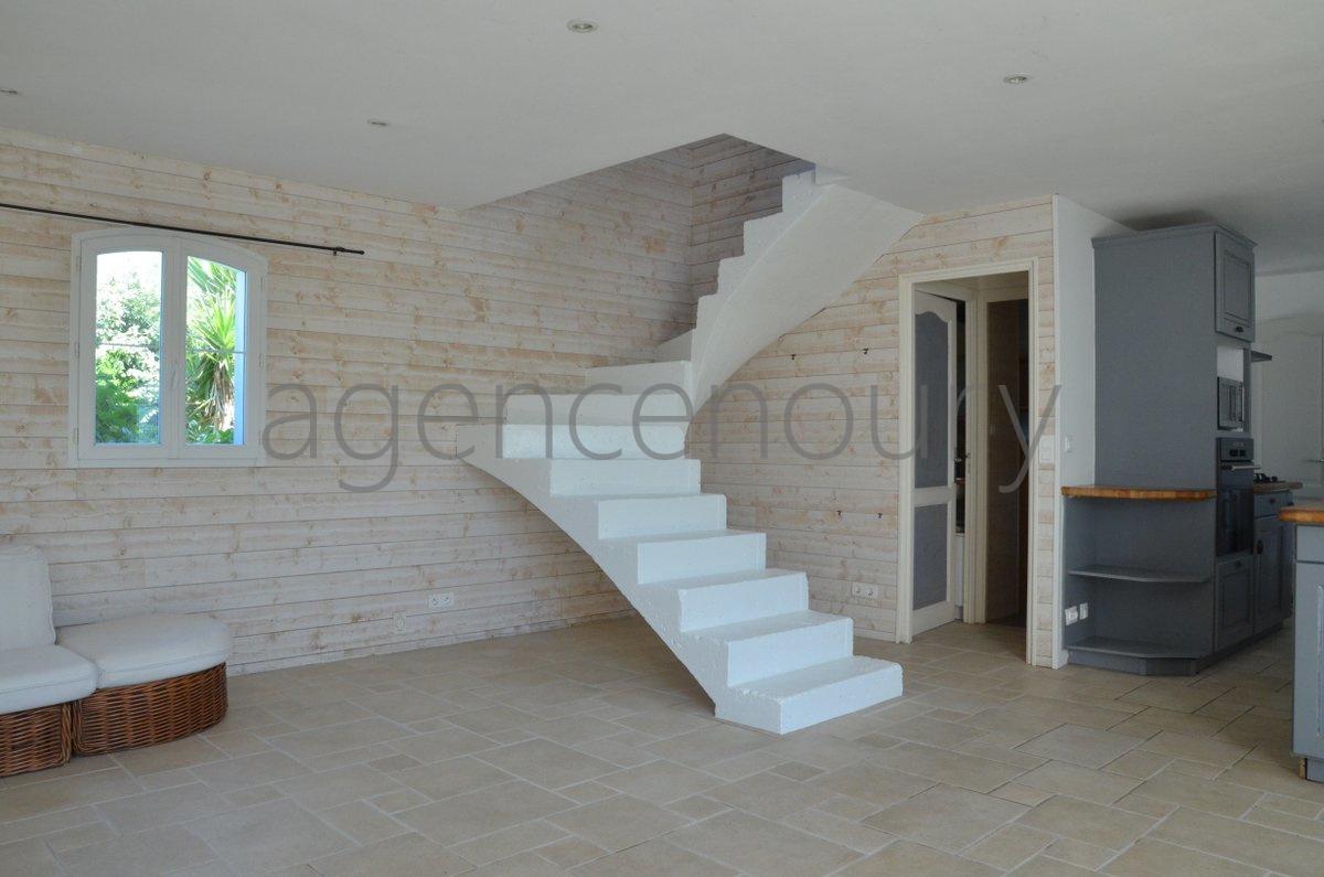 Ses vastes pices sduisent tout de suite lorsque lon pntre dans cette grande maison.
