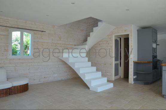 Ses vastes pices sduisent tout de suite lorsque lon pntre dans cette grande maison.