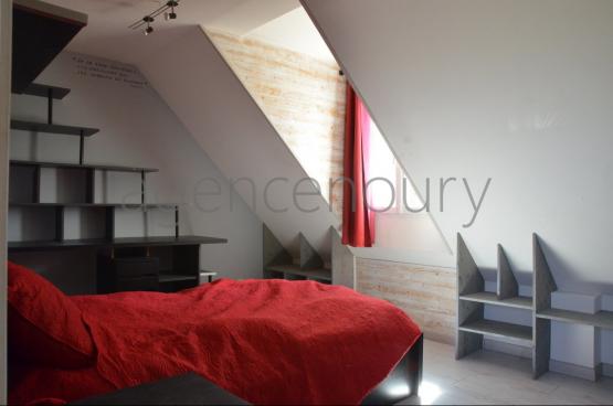 Ses vastes pices sduisent tout de suite lorsque lon pntre dans cette grande maison.