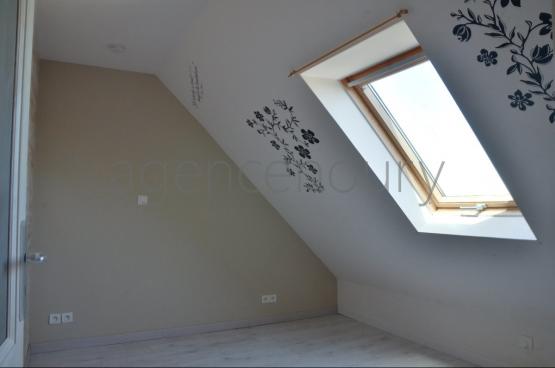Ses vastes pices sduisent tout de suite lorsque lon pntre dans cette grande maison.