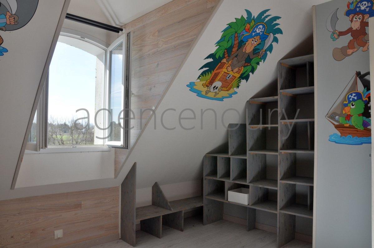 Ses vastes pices sduisent tout de suite lorsque lon pntre dans cette grande maison.