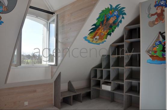 Ses vastes pices sduisent tout de suite lorsque lon pntre dans cette grande maison.