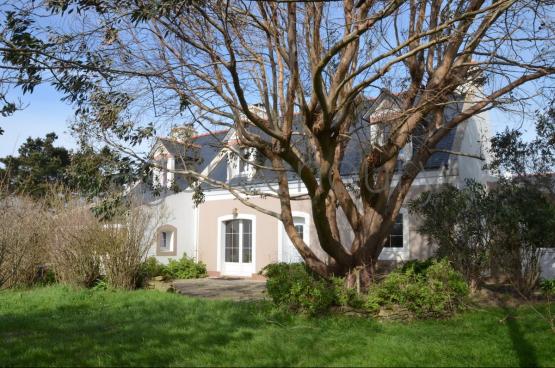Ses vastes pices sduisent tout de suite lorsque lon pntre dans cette grande maison.