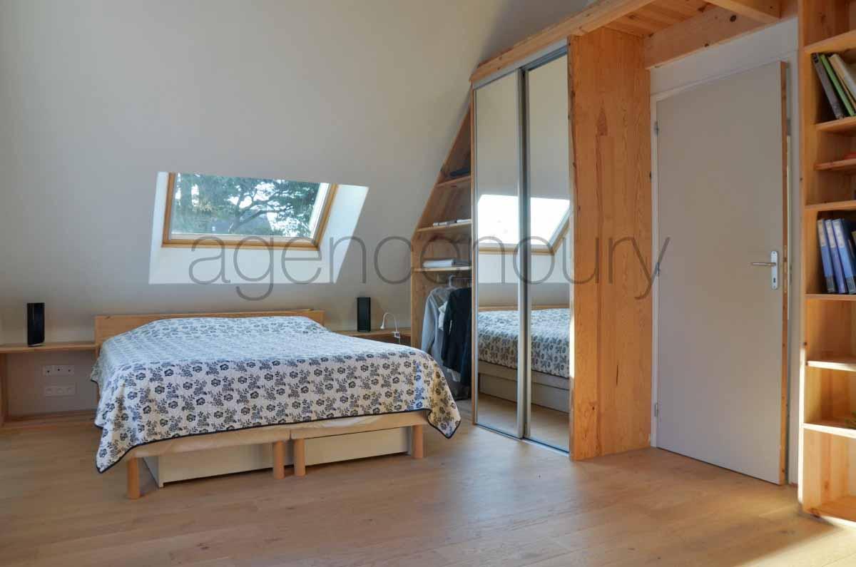 Dans son tat actuel, cette maison regroupe un appartement et les murs d'un restaurant.