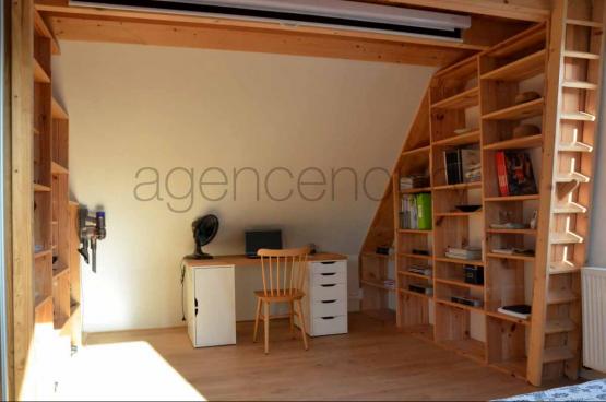 Dans son tat actuel, cette maison regroupe un appartement et les murs d'un restaurant.