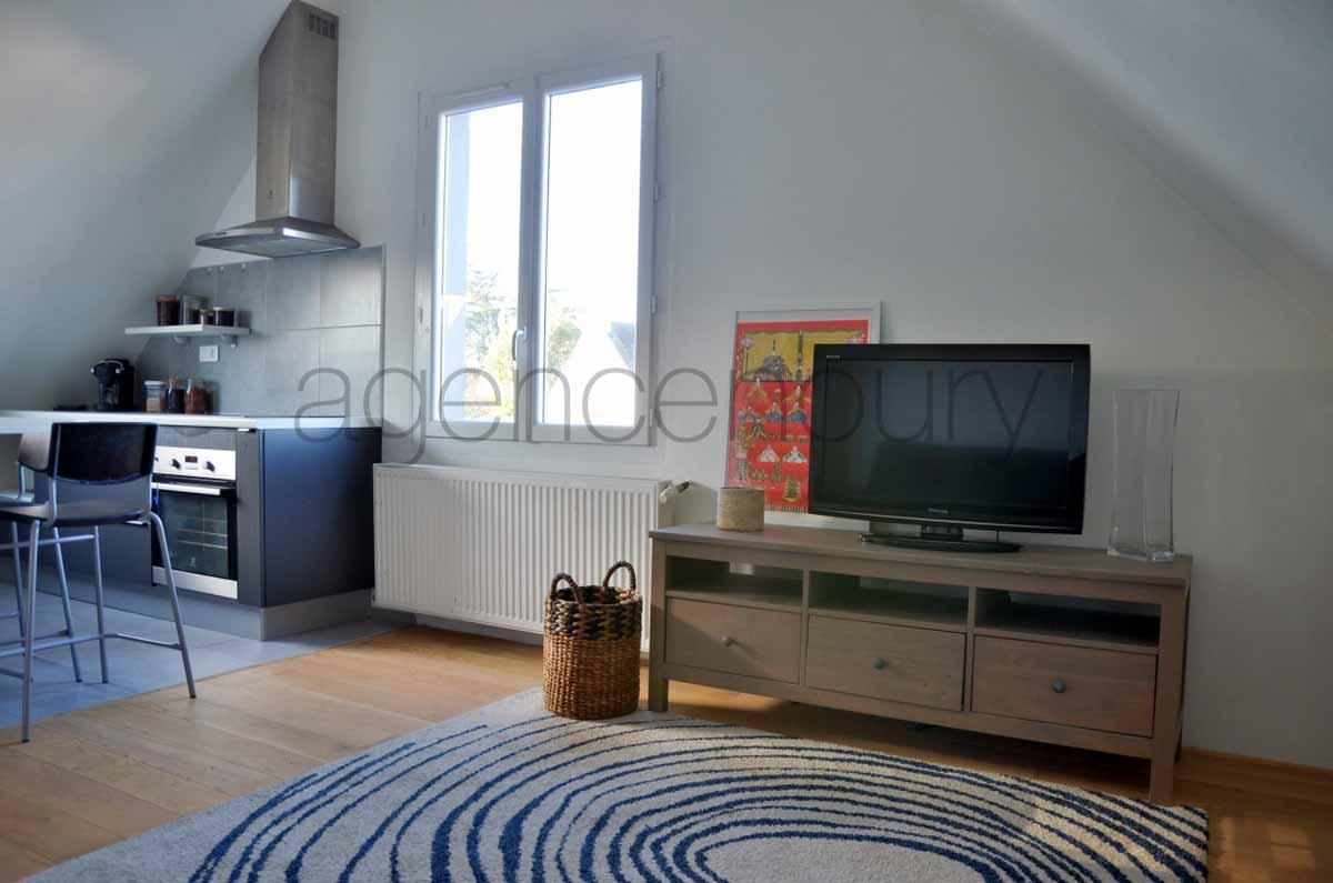Dans son tat actuel, cette maison regroupe un appartement et les murs d'un restaurant.
