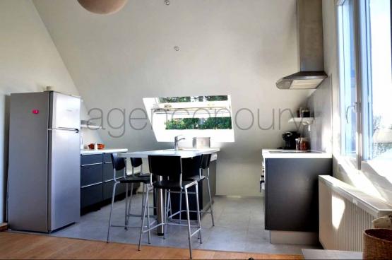 Dans son tat actuel, cette maison regroupe un appartement et les murs d'un restaurant.