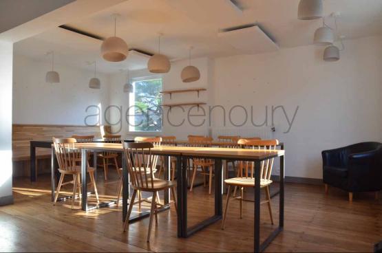 Dans son tat actuel, cette maison regroupe un appartement et les murs d'un restaurant.