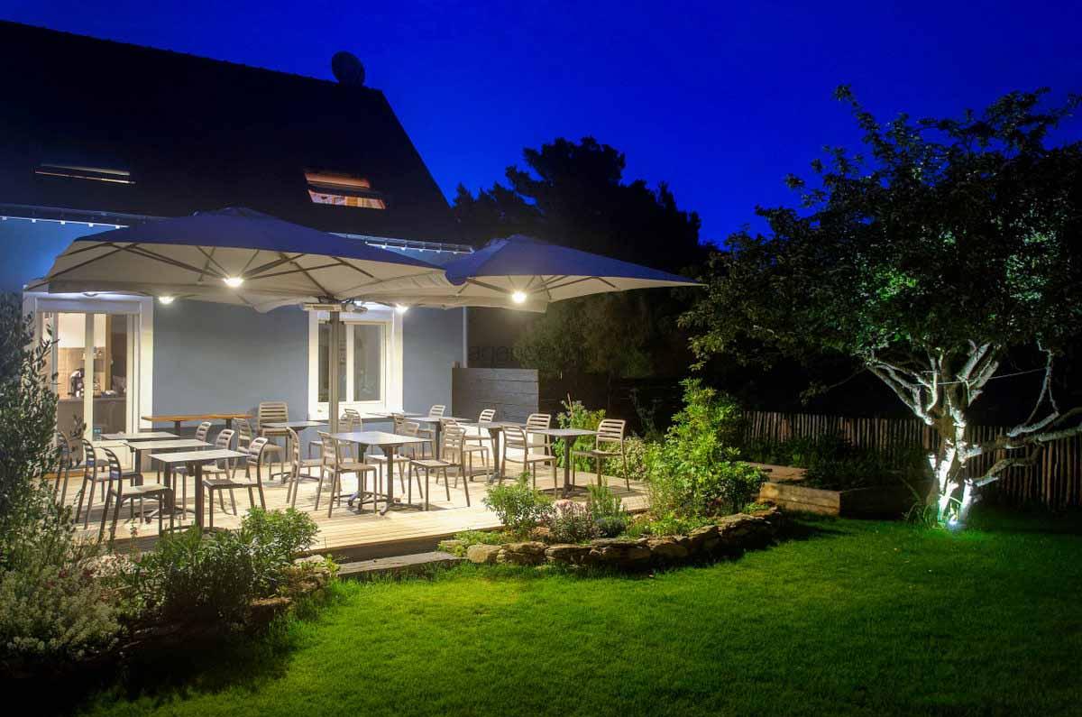 Dans son tat actuel, cette maison regroupe un appartement et les murs d'un restaurant.