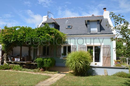 Proche du cur de Le Palais, cette maison est aussi bien adapte  une vie  l'anne qu' une occupation estivale.