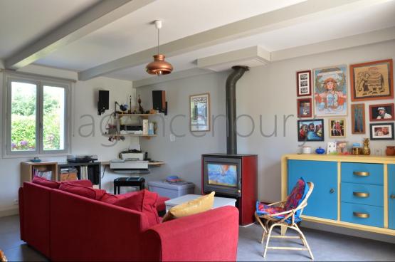 Proche du cur de Le Palais, cette maison est aussi bien adapte  une vie  l'anne qu' une occupation estivale.