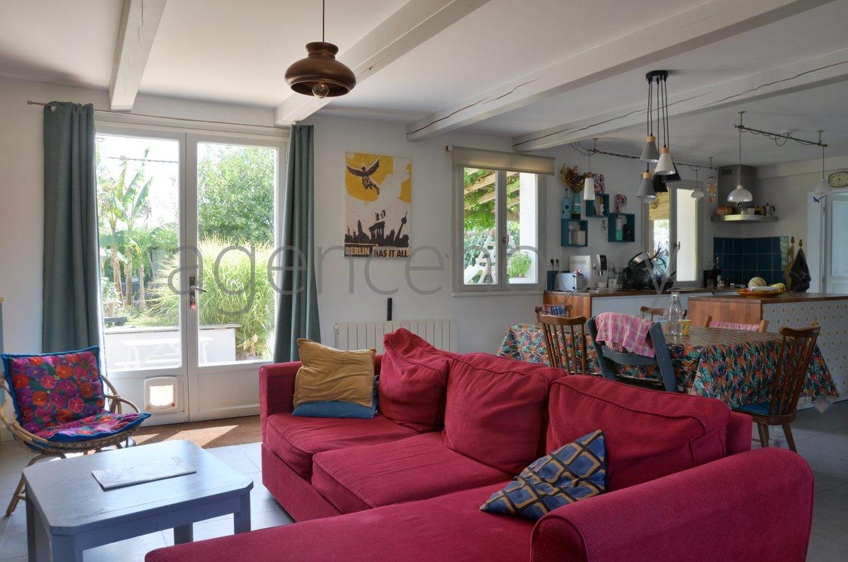 Proche du cur de Le Palais, cette maison est aussi bien adapte  une vie  l'anne qu' une occupation estivale.