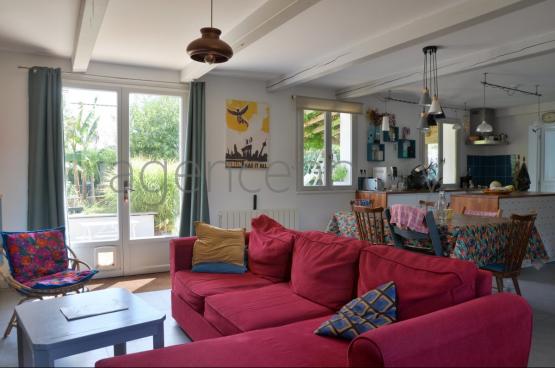 Proche du cur de Le Palais, cette maison est aussi bien adapte  une vie  l'anne qu' une occupation estivale.