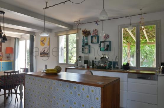 Proche du cur de Le Palais, cette maison est aussi bien adapte  une vie  l'anne qu' une occupation estivale.