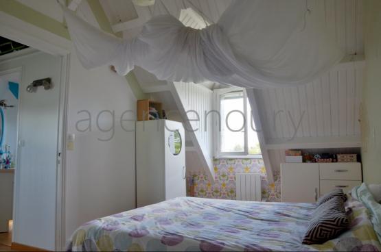 Proche du cur de Le Palais, cette maison est aussi bien adapte  une vie  l'anne qu' une occupation estivale.