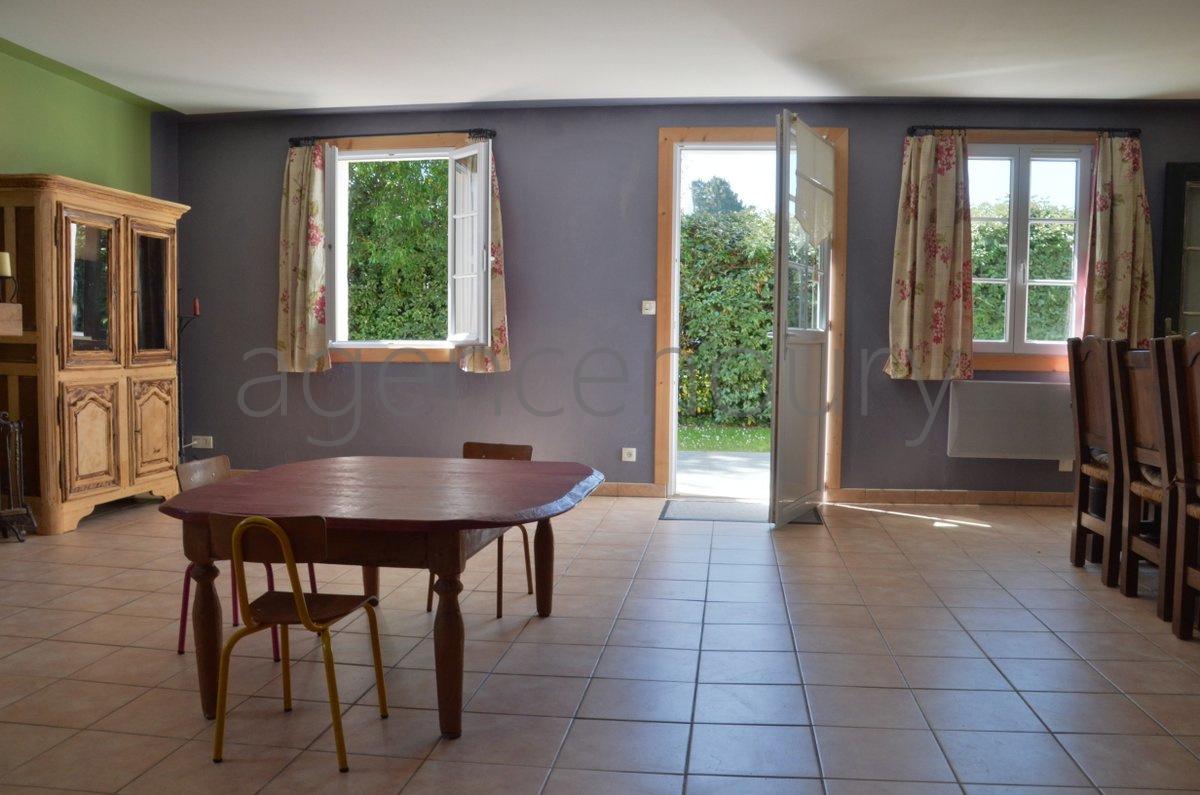 Dans un cadre de vie paisible et verdoyant, environn�e de beaux arbres, cette maison est situ�e � 2.5 kilom�tres du c�ur de Palais. 