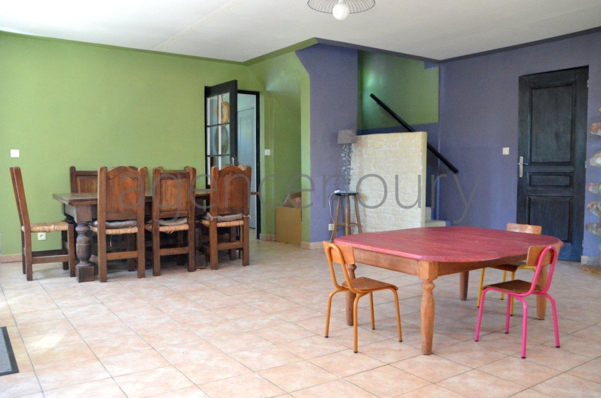 Dans un cadre de vie paisible et verdoyant, environn�e de beaux arbres, cette maison est situ�e � 2.5 kilom�tres du c�ur de Palais. 