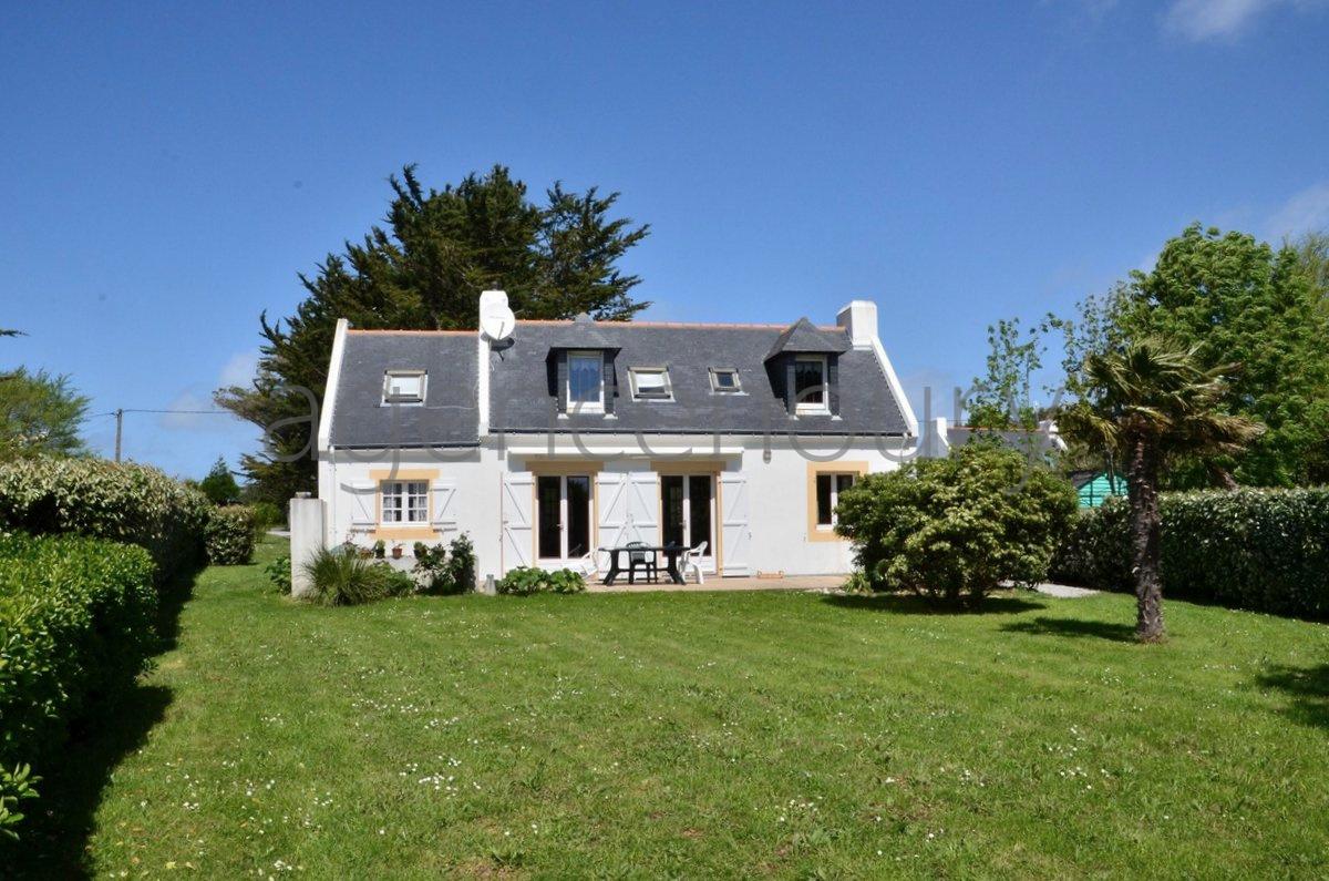 A l�abri des regards, pratiquement sans vis-�-vis, cette maison b�n�ficie aussi d'une situation de choix. 