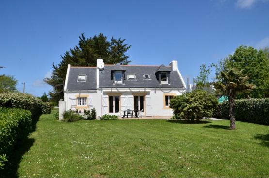 A l�abri des regards, pratiquement sans vis-�-vis, cette maison b�n�ficie aussi d'une situation de choix. 