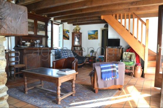 A l�abri des regards, pratiquement sans vis-�-vis, cette maison b�n�ficie aussi d'une situation de choix. 