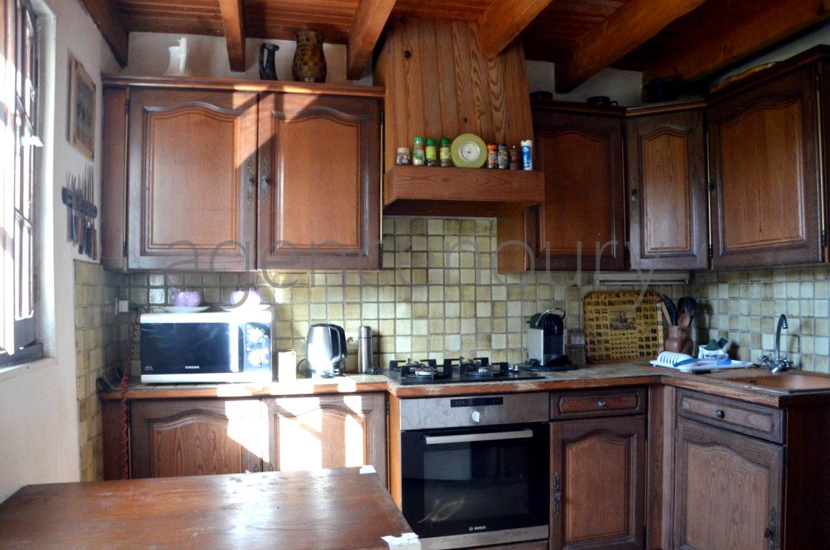A l�abri des regards, pratiquement sans vis-�-vis, cette maison b�n�ficie aussi d'une situation de choix. 