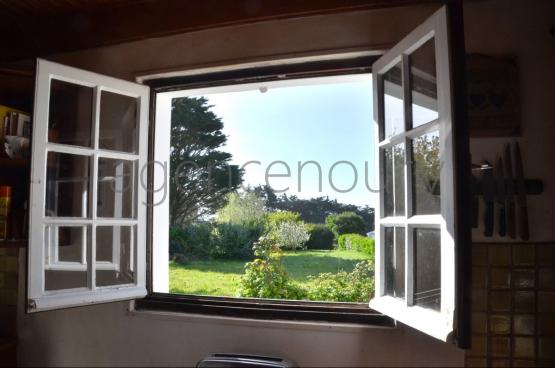 A l�abri des regards, pratiquement sans vis-�-vis, cette maison b�n�ficie aussi d'une situation de choix. 
