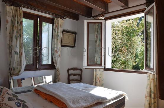 A l�abri des regards, pratiquement sans vis-�-vis, cette maison b�n�ficie aussi d'une situation de choix. 