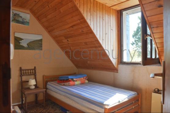 A l�abri des regards, pratiquement sans vis-�-vis, cette maison b�n�ficie aussi d'une situation de choix. 