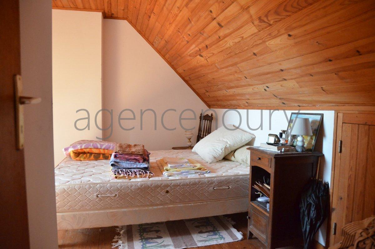 A l�abri des regards, pratiquement sans vis-�-vis, cette maison b�n�ficie aussi d'une situation de choix. 