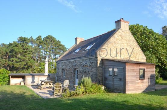 A cinq minutes � pied d'une plage intimiste, cette petite maison ancienne, simple, chaleureuse nous a imm�diatement s�duits.