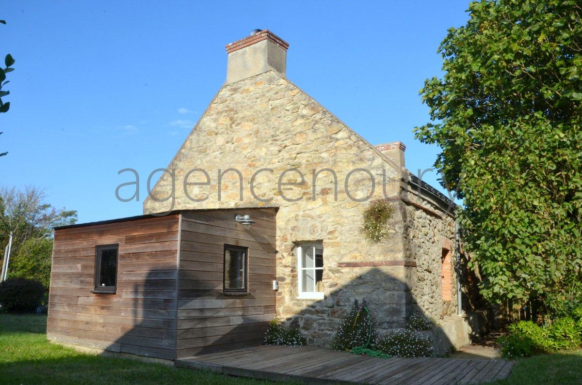 A cinq minutes � pied d'une plage intimiste, cette petite maison ancienne, simple, chaleureuse nous a imm�diatement s�duits.