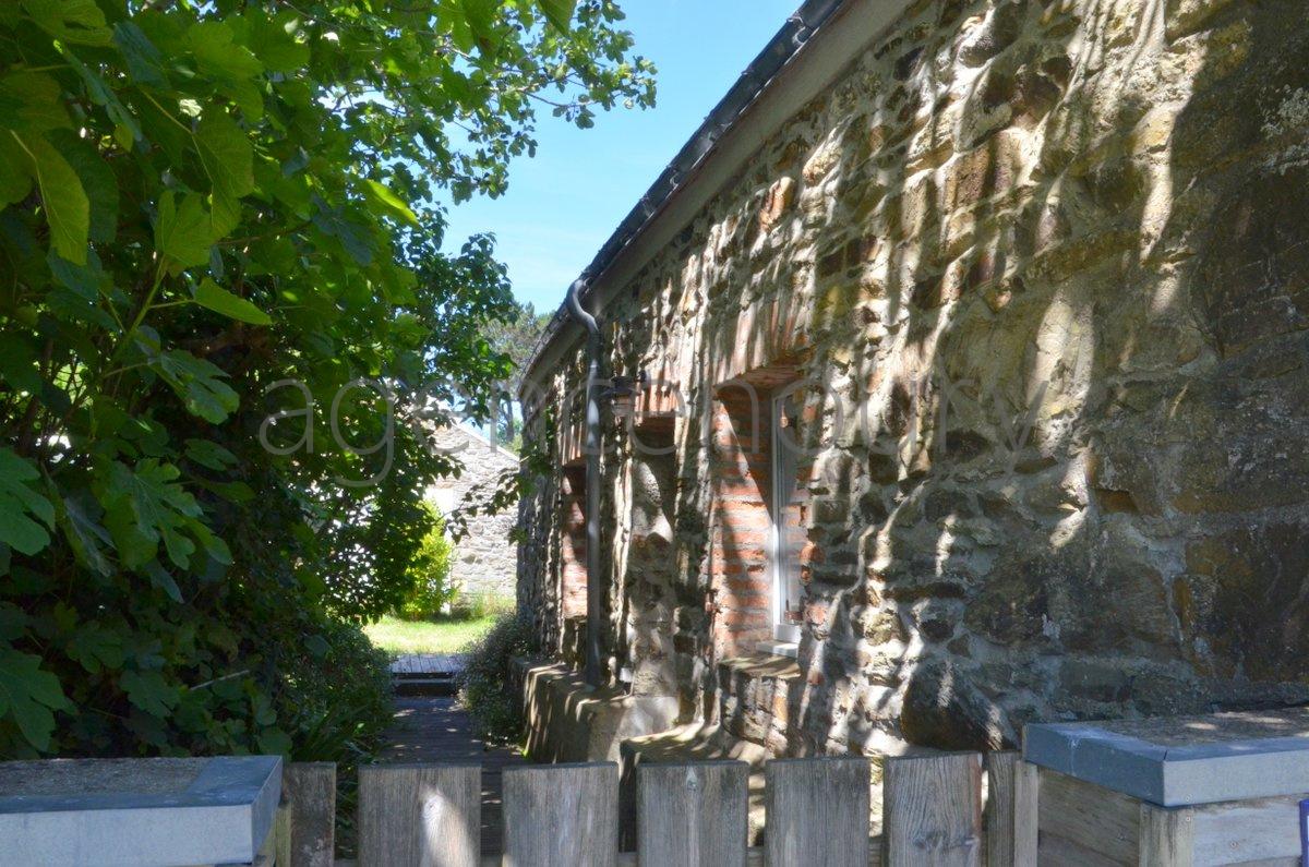 A cinq minutes � pied d'une plage intimiste, cette petite maison ancienne, simple, chaleureuse nous a imm�diatement s�duits.