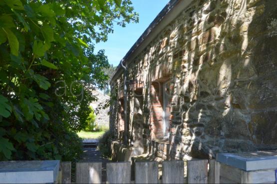 A cinq minutes � pied d'une plage intimiste, cette petite maison ancienne, simple, chaleureuse nous a imm�diatement s�duits.