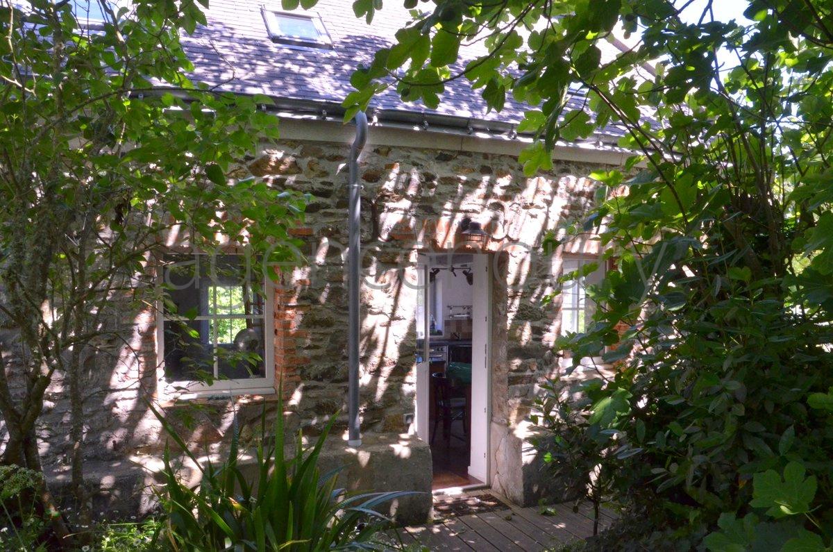 A cinq minutes � pied d'une plage intimiste, cette petite maison ancienne, simple, chaleureuse nous a imm�diatement s�duits.