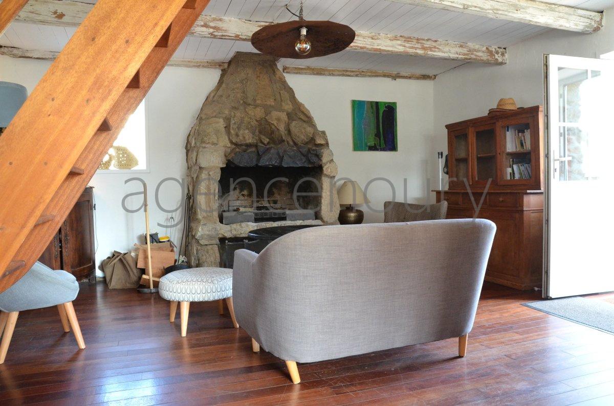 A cinq minutes � pied d'une plage intimiste, cette petite maison ancienne, simple, chaleureuse nous a imm�diatement s�duits.