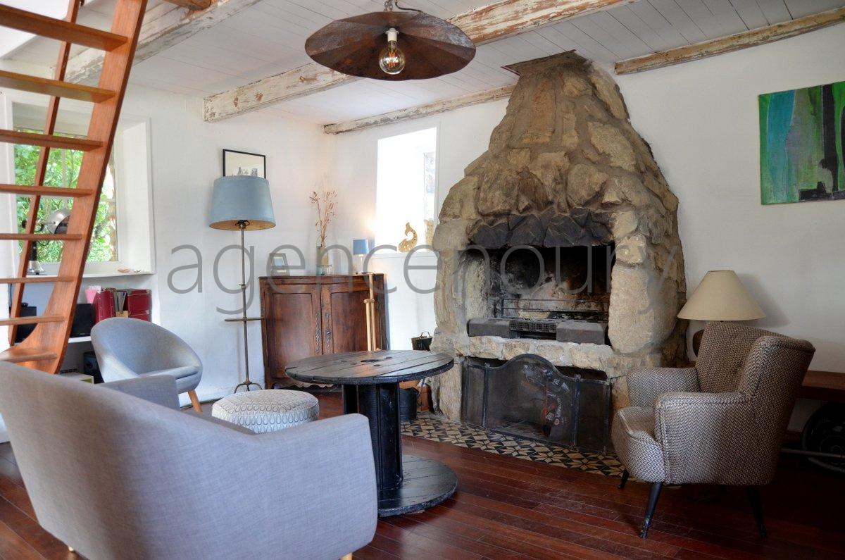 A cinq minutes � pied d'une plage intimiste, cette petite maison ancienne, simple, chaleureuse nous a imm�diatement s�duits.