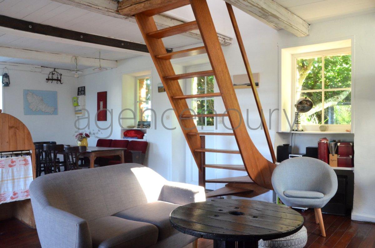 A cinq minutes � pied d'une plage intimiste, cette petite maison ancienne, simple, chaleureuse nous a imm�diatement s�duits.