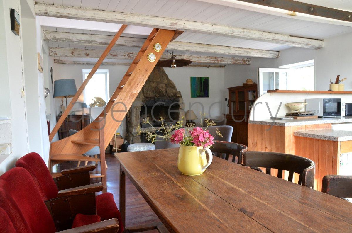 A cinq minutes � pied d'une plage intimiste, cette petite maison ancienne, simple, chaleureuse nous a imm�diatement s�duits.