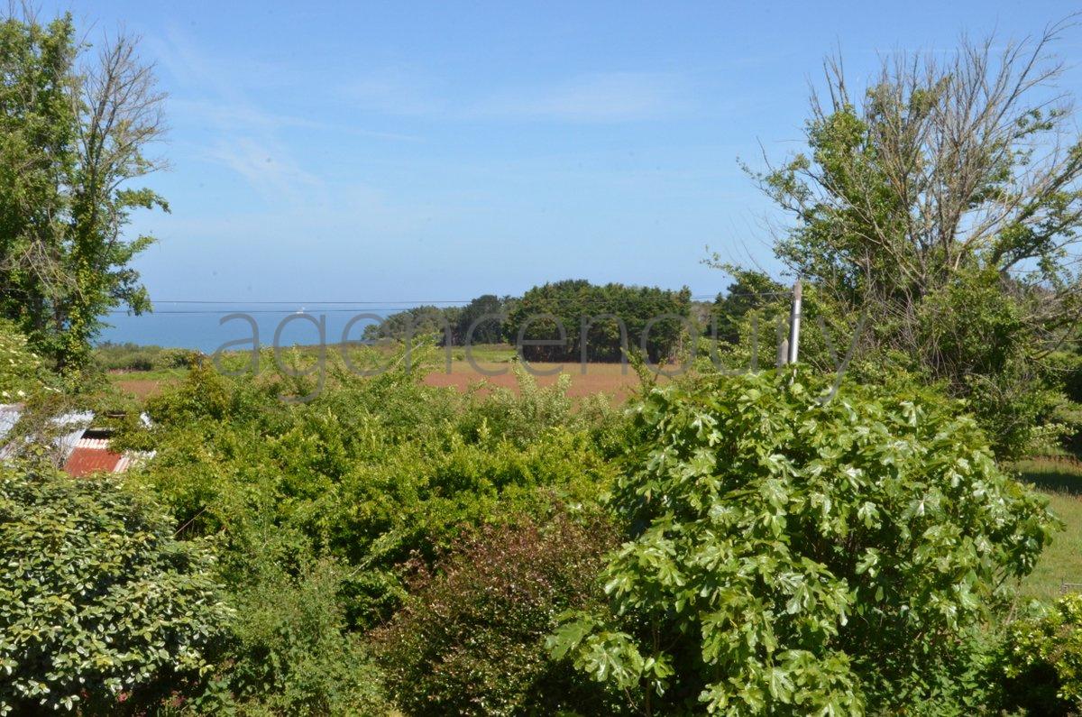 A cinq minutes � pied d'une plage intimiste, cette petite maison ancienne, simple, chaleureuse nous a imm�diatement s�duits.