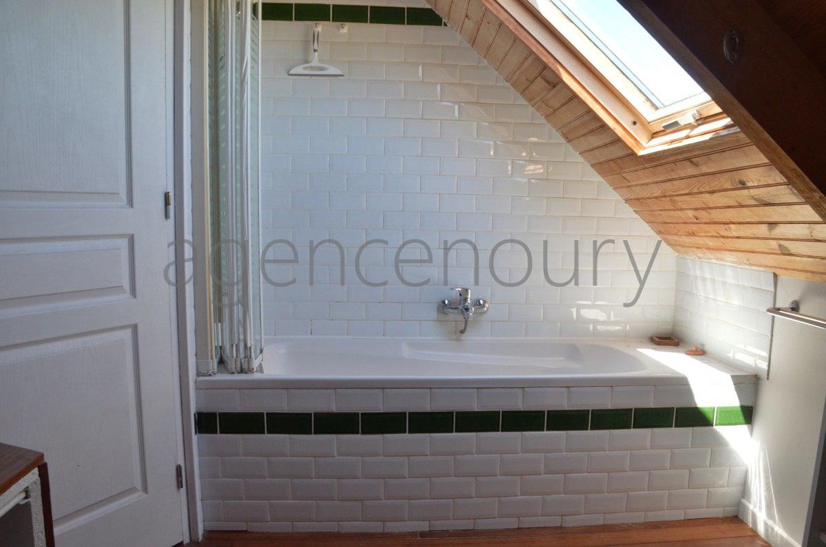 A cinq minutes � pied d'une plage intimiste, cette petite maison ancienne, simple, chaleureuse nous a imm�diatement s�duits.