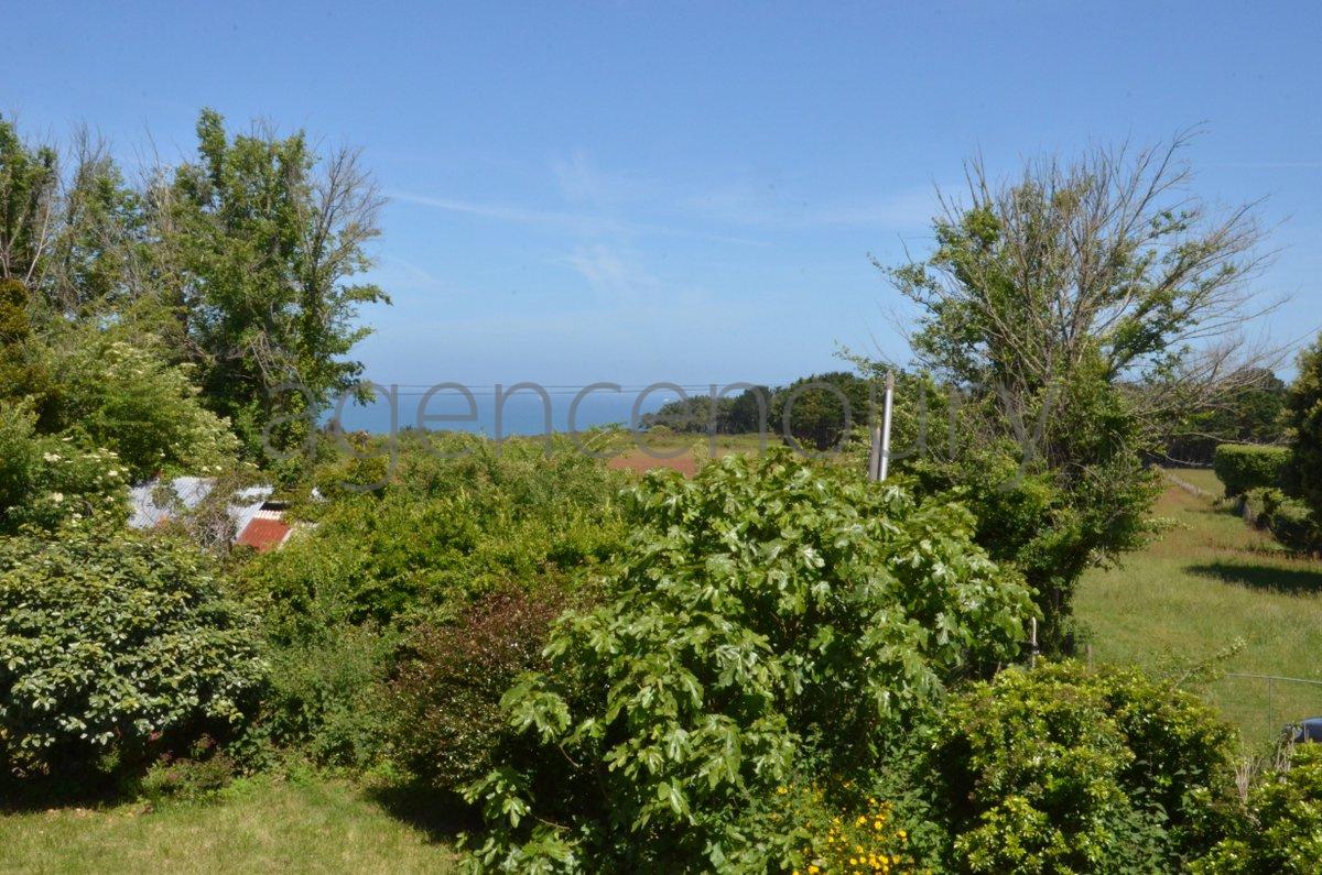 A cinq minutes � pied d'une plage intimiste, cette petite maison ancienne, simple, chaleureuse nous a imm�diatement s�duits.