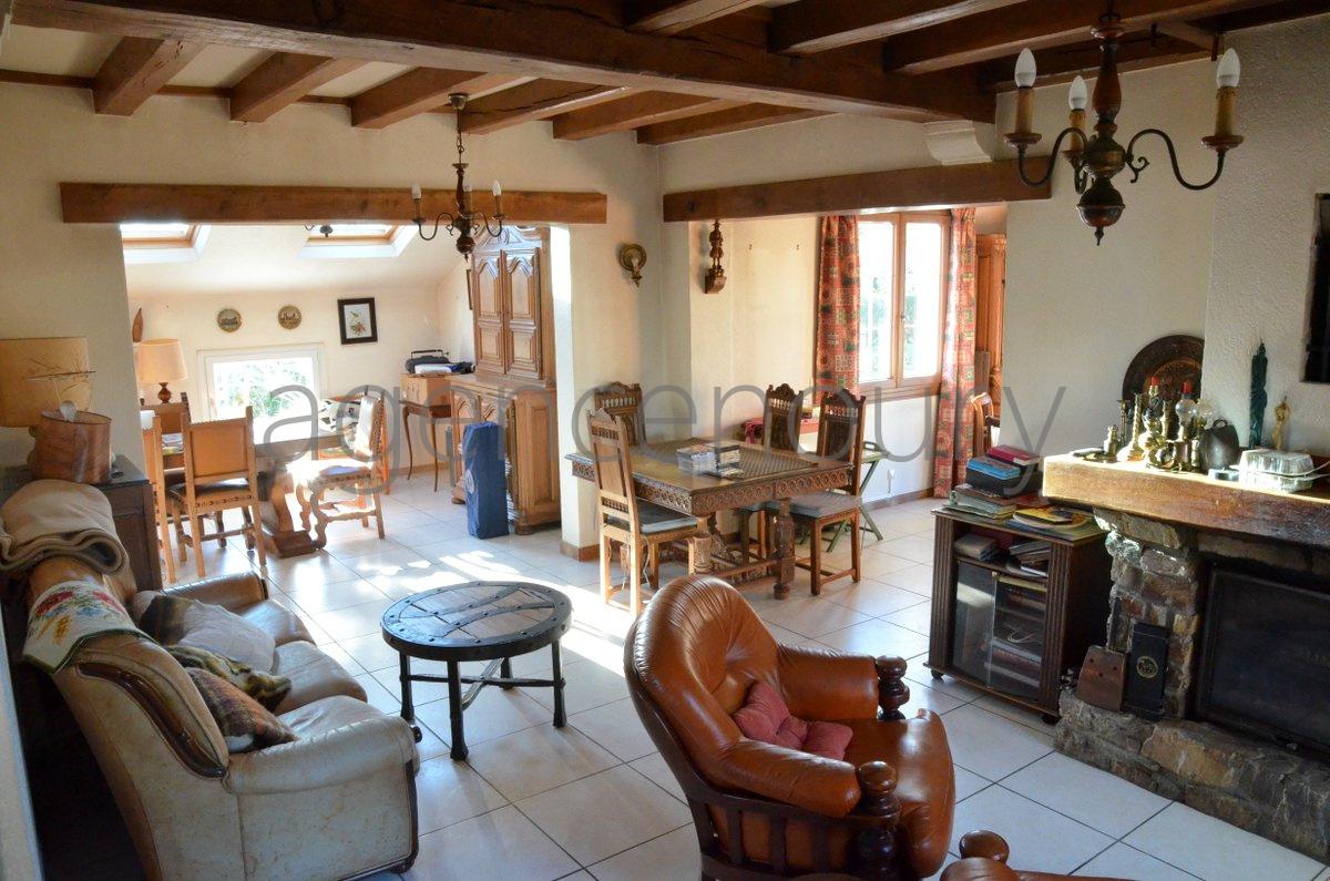 Rares sont les maisons qui offrent � Belle-Ile une telle tranquillit� et un si beau panorama. 