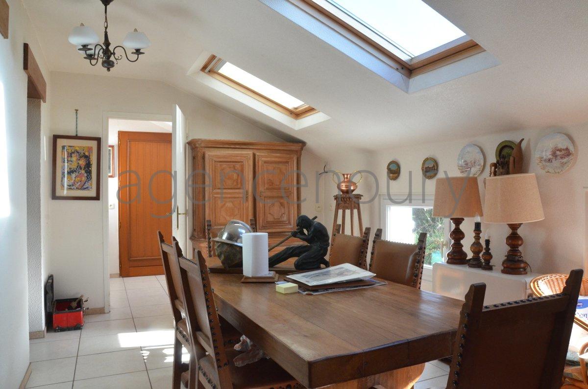 Rares sont les maisons qui offrent � Belle-Ile une telle tranquillit� et un si beau panorama. 