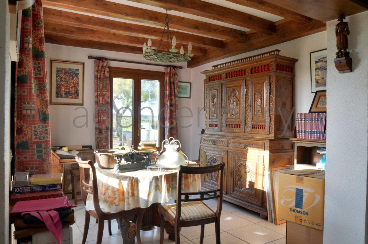 Rares sont les maisons qui offrent � Belle-Ile une telle tranquillit� et un si beau panorama. 