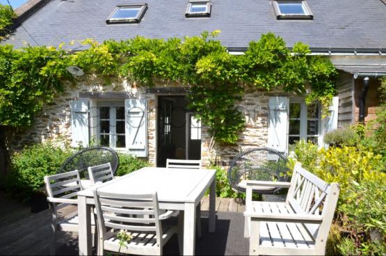 Cette ravissante maison ancienne au caractre marqu est  la fois simple et raffine, intime et chaleureuse. 