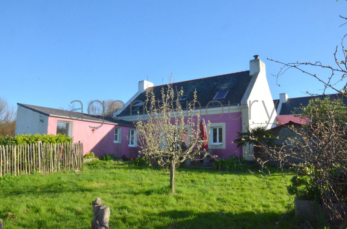 A l'extr�mit� d'un hameau, � un quart d'heure � pied du centre de Palais, cette vaste maison marie ambiance chaleureuse et fonctionnalit�.